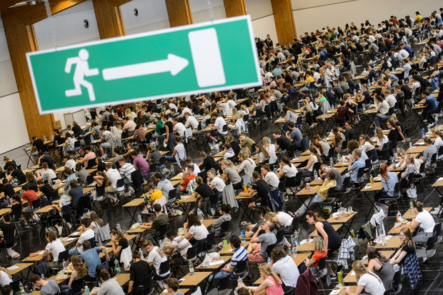 Alle Bewerber müssen noch ein bisschen zittern. Denn erst im August stellt sich heraus, wer einen der wenigen Studienplätze ergattert.