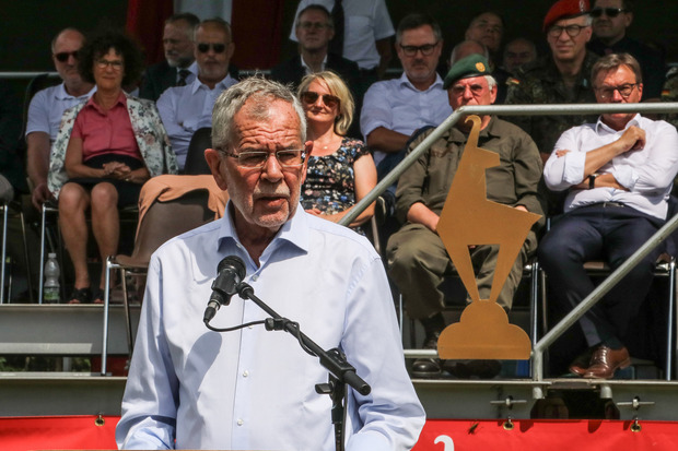 Oberbefehlshaber Bundespräsident Alexander Van der Bellen.