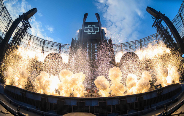 Die Musiker von Rammstein sind für ihre martialische Bühnenshow inklusive Pyrotechnik bekannt.