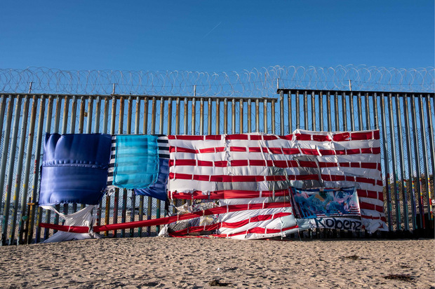 Eine zusammengebastelte US-Flagge an der Grenze zwischen den USA und Mexiko.