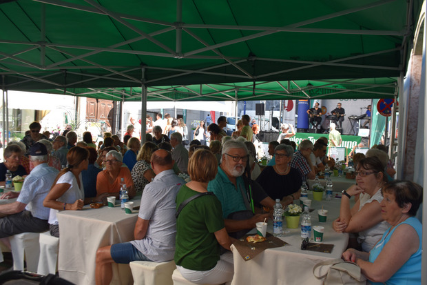 Hunderte Besucher ließen sich das Gratis-Frühstück schmecken.
