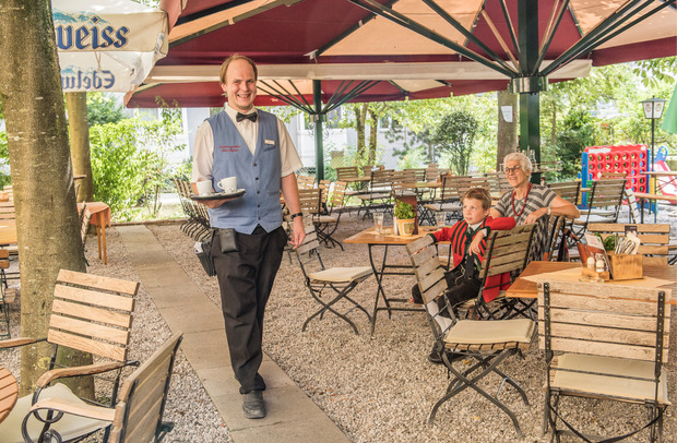 Astrid Lamprecht mit Enkel Samuel Kelderer genießt ein Eis im Gastgarten. Für Berni Dschullnigg heißt es, bald auf Jobsuche zu gehen.
