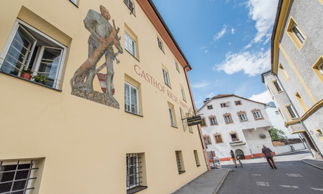 Unübersehbar: der Riese Haymon an der Hauswand.