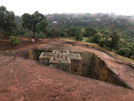 Die Georgs-Kirche von Lalibela wurde nach unten aus dem Fels gehauen und ausgehöhlt.