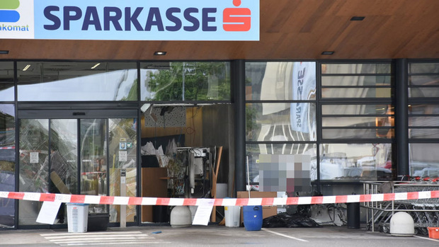 In der Nacht auf Montag sprengten Unbekannte den Bankomat in Hopfgarten.
