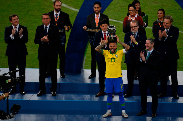 Dani Alves wurde als bester Spieler des Turniers ausgezeichnet.