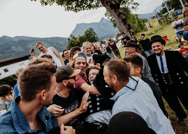 Ein großes Hallo bei Familie, Freunden und Bekannten.