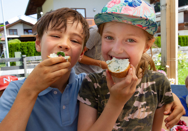 Julian und Amelie genießen ihren Dip mit geernteten Kräutern.
