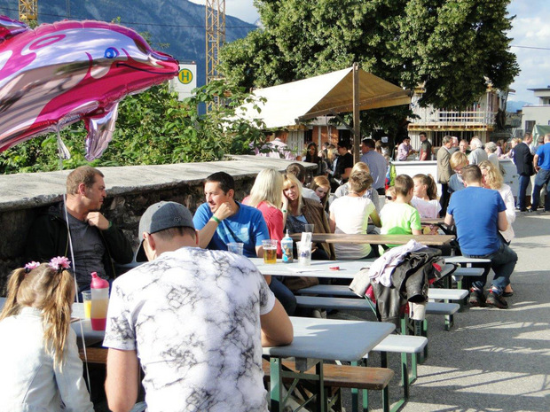 Gemütlich wird es auch heuer wieder beim Schwazer Dorffest in der Falkensteinstraße zugehen.
