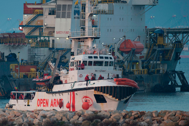 Die "Open Arms" rettet noch im Mitelmeer Migranten aus Seenot.