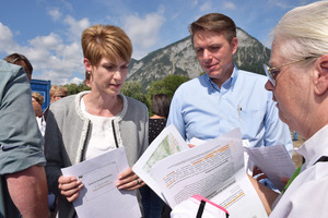 Verfahrensleiterin Regine Hörtnagl (l.) bekam weitere 500 Ansuchen um Parteistellung überreicht.