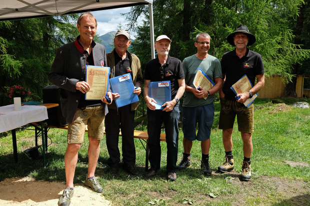 Durften sich über das goldene ASVÖ-Ehrenzeichen freuen: Fuzzi Huber, Heini Noggler, Reinhard Riedhofer, Peter Walser und Alois Marth (v. l.).