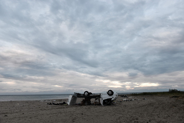 Ein Camper wurde über den Strand geschleudert.