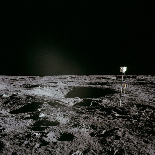 For skeptics, it is clear: the engines were not able to burn craters in the hard rock of the moon.