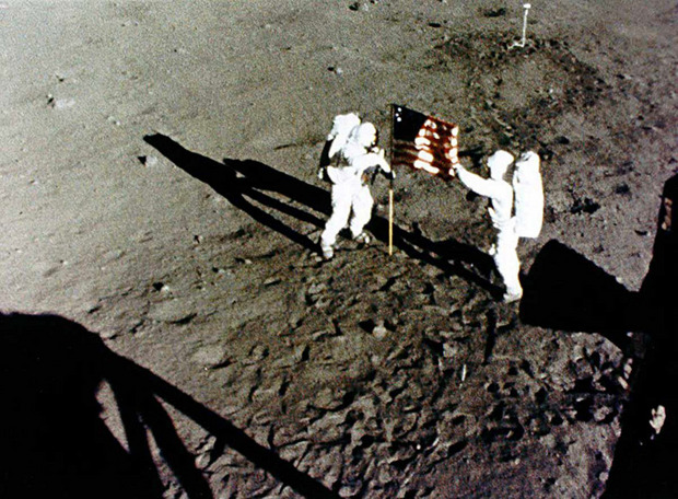 NASA image shows the American astronauts Neil Armstrong and Buzz Aldrin (in fact, Edwin E. Aldrin, Jr.), who set the US flag on the Moon.