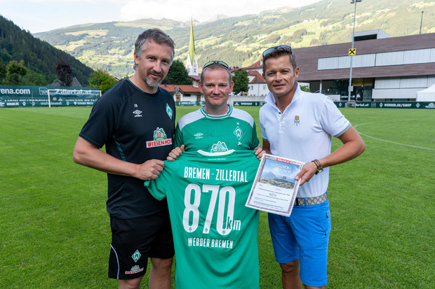 Ein Werder-Trikot-Unikat und einen Hotel-Gutschein überreichten Frank Baumann, GF Fußball Werder Bremen (l.), und Ferdinand Lechner jun., Obmann TVB Zell-Gerlos (r.), an Maik Kuntze.