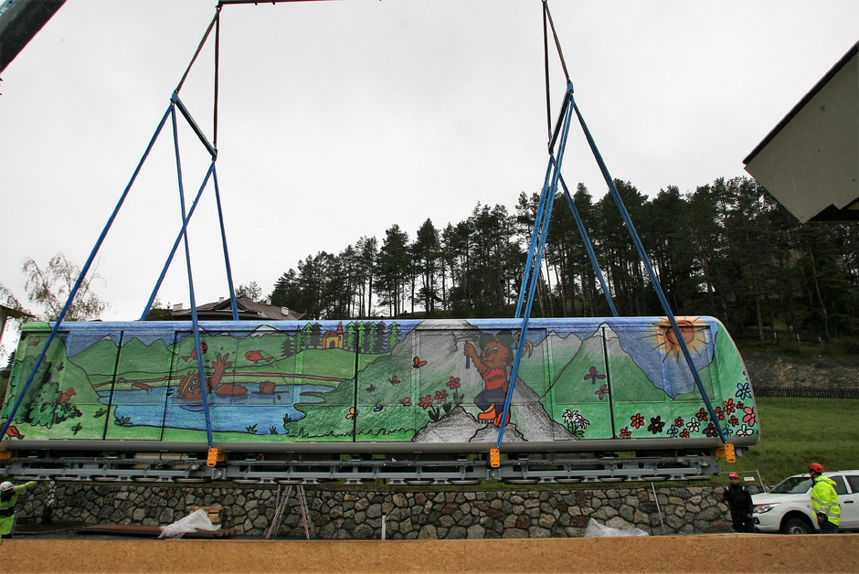 Bunt präsentieren sich die neuen Wagen der Serfauser Dorfbahn, die heute ihren Betrieb aufnimmt.