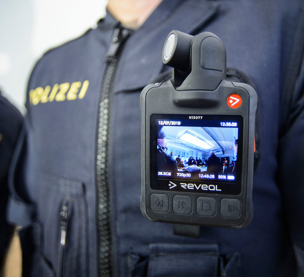Die Tiroler Polizei setzt jetzt auch Bodycams ein. Die Aufnahmen dienen auch als Beweismittel.