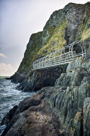 Da kommt leichte Nervosität auf: Der Klippenweg The Gobbins beeindruckt u. a. durch kühne Brücken.