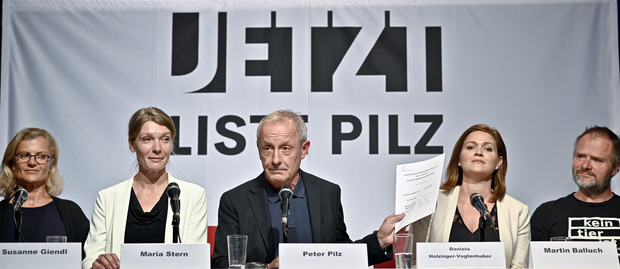 (v.li. nach re.): Juristin Susanne Giendl, Parteiobfrau Maria Stern, die Abgeordneten Peter Pilz und Daniela Holzinger-Vogtenhuber und Tierschützer Martin Balluch