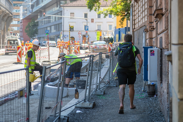 Auch entlang der Bögen werden Fußgänger durch mobile Zäune von den Bauarbeiten abgeschirmt.