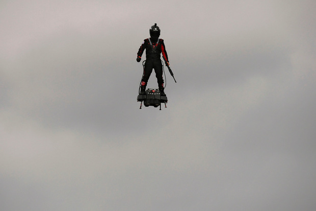 Besondere Attraktion der Parade war in diesem Jahr die Präsentation eines sogenannten Flyboards Air.