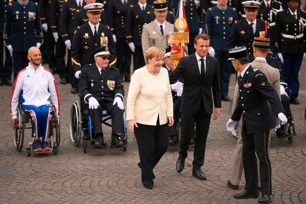Emmanuel Macron mit Angela Merkel bei der Militärparade.