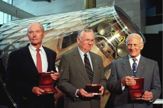 Michael Collins, Neil Armstrong und Buzz Aldrin (v. l.) auf einem der letzten gemeinsamen Fotos, aufgenommen im Jahr 1999.