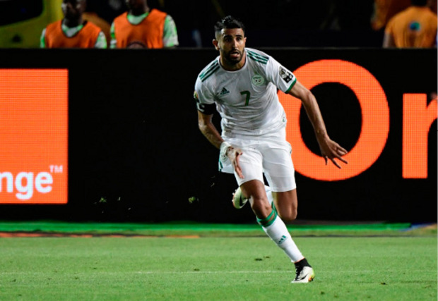 Algerien mit 1:2 (0:1). Algeriens Kapitän Riyad Mahrez sorgte in der fünften Minute der Nachspielzeit mit einem direkt verwandelten Freistoß für den umjubelten Sieg.