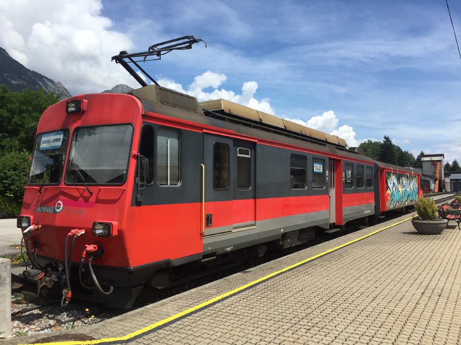 Der Achensee-Express, der am Bahnhof steht, ist derzeit nur eine Vision. Die Zahnradbahn hat indes Probleme, den Fahrplan einzuhalten.