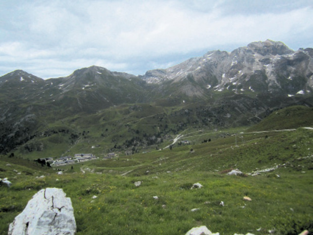 Steht man auf der Mölser Scharte, blickt man auf die militärischen Gebäude (links), rechts Lizumer Hütte, dahinter die Kalkwand (2826 m).