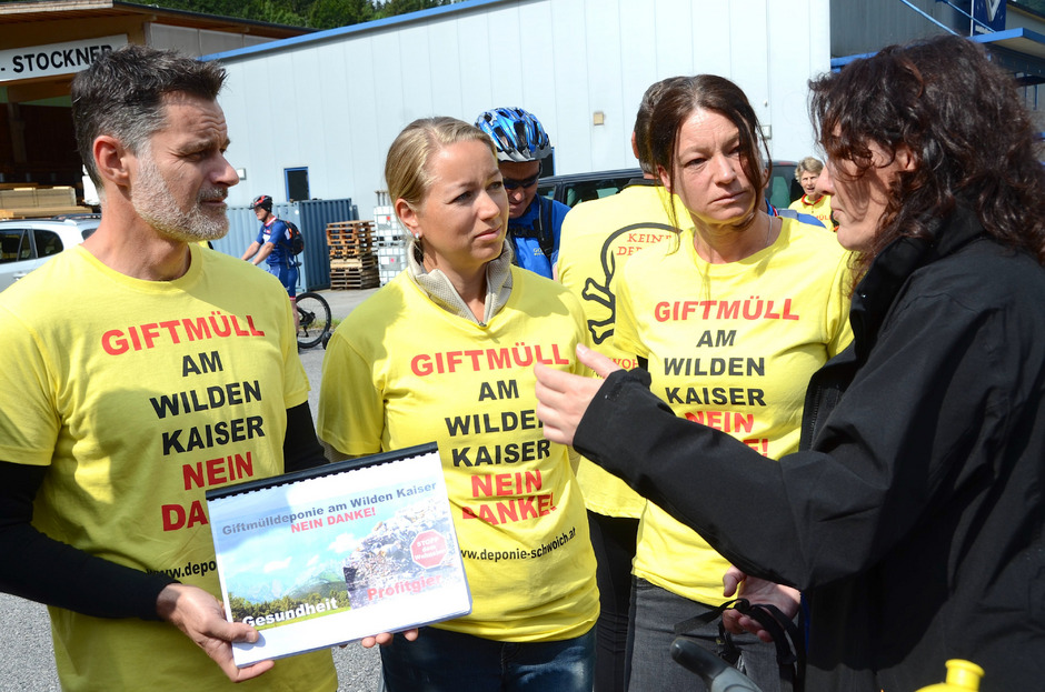 LHStv. Ingrid Felipe im Gespräch mit Mitgliedern der Bürgerinitiative in Schwoich.