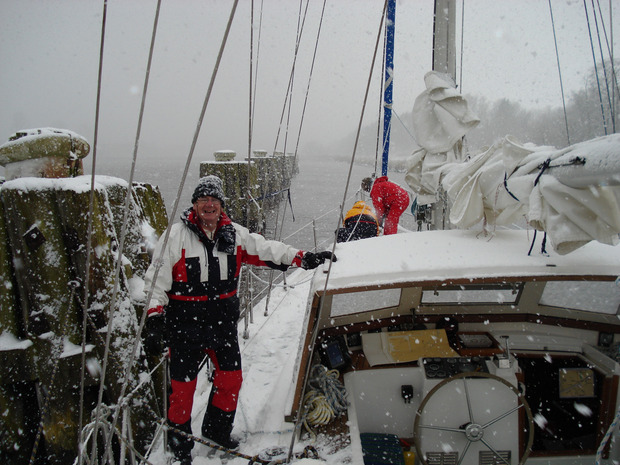 Zu viert segeln die Tiroler von der Ostsee nach Lissabon. Das Wetter – hier ein wildes Schneetreiben – meint es nicht immer gut mit ihnen.