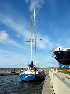 Ihr Schiff, die „Odysseus“, ist ein kleiner Zweimaster.