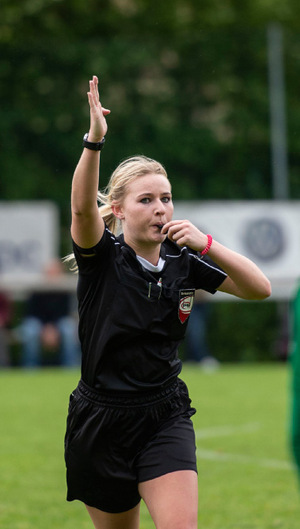 Wenn internationale Klubs in Tirol den Ernstfall testen, nutzen dies auch die Tiroler Schiedsrichter wie Olivia Tschon.