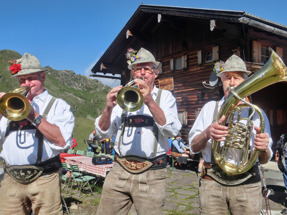 Besinnlich geht es am 21. Juli beim Almblasen am Zupalsee zu, im Bild die Mitterhögler Weisenbläser aus Kitzbühel.