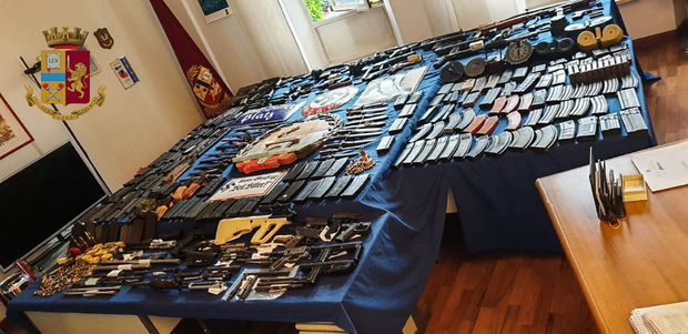 Bei Durchsuchungen in der Nähe von Mailand fanden die Ermittler das Waffenarsenal und eine Sammlung von Nazi-Devotionalien.