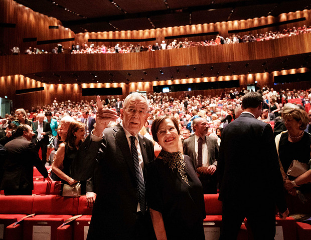 Van der Bellen und Doris Schmidauer bei der Eröffnung der 74. Bregenzer Festspiele.