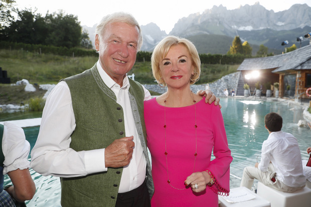 Eröffnung des neuen Spa-Bereichs im Hotel Stanglwirt in Going: Hausherr Balthasar Hauser mit der deutschen Unternehmerin Liz Mohn.