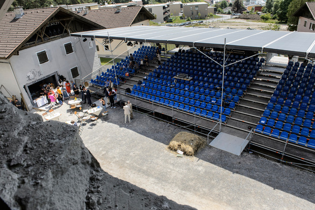Die Zusehertribüne bietet ein Dach und mehr als 400 Sitzplätze.