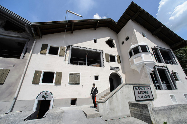 Ein Abrisshaus wurde fürs Theater zum „Municipio“ (Gemeindeamt) umgewandelt. Darauf steht: „Il Duce ha sempre ragione“ – der Duce (gemeint ist Mussolini) hat immer Recht.