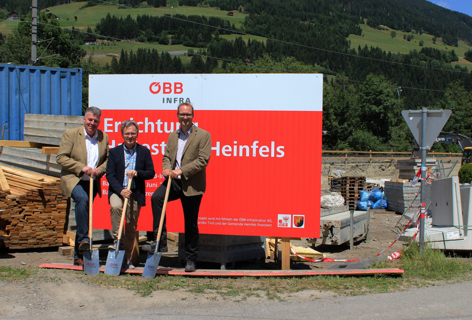Siegfried Moser (l.) und Torsten Wastian (r.) von den ÖBB mit BM Hofmann beim Baustart.