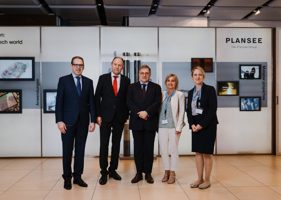 Plansee-Group-Vorstand Karlheinz Wex freute sich, den französischen Honorarkonsul Franz Pegger, den Botschafter von Frankreich, François Saint-Paul, Helene Huber vom Honorarkonsulat Innsbruck und Theresa Proyer (Business France, v. l.) zu begrüßen.