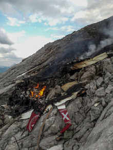 Fotos zeigten Trümmer des Flugzeuges in einer Felswand.