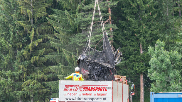 Das zerschellte Flugzeug wurde geborgen und abtransportiert.