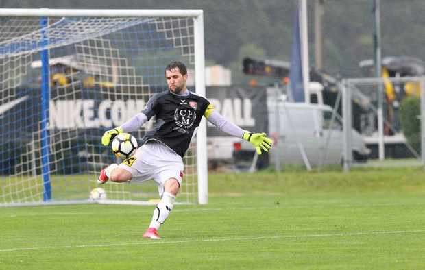 Wenn das gegnerische Pressing zu stark ist, müssen vielleicht Ausschüsse von Hall-Goalie Matthias Rettenwander Abhilfe schaffen.