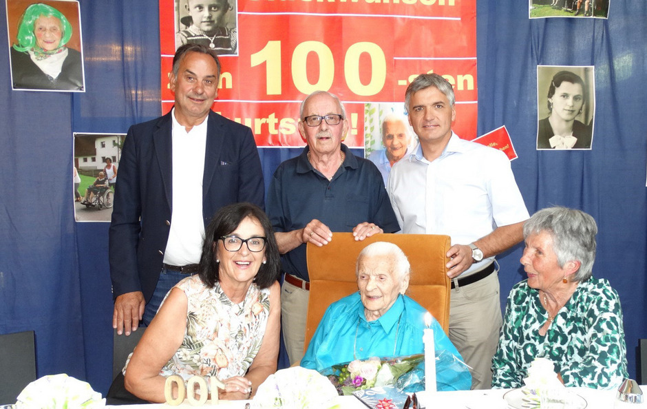 Jubilarin Stefanie Oberhammer feiert mit Töchtern Margaretha Lo Piccolo (l.)
und Leni Pichler sowie Sohn Hans (hinten Mitte). BM Hermann Mitteregger (hinten links) und Heimleiter Franz Webhofer gratulieren.