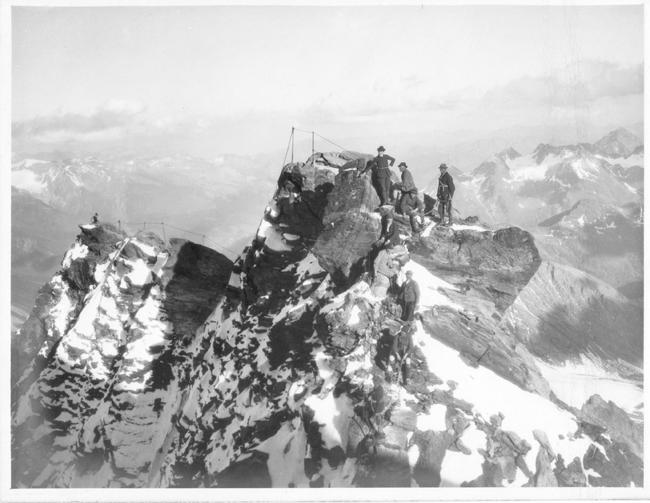 Ein Bild aus den Frühzeiten des Alpinismus: Besteigung des Kleinglockners über einen Klettersteig.