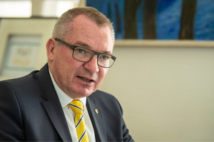 „Wo der Schuldendienst nicht durch Einnahmen finanziert werden kann, ist Zurückhaltung angeraten", so LR Hannes Tratter
(VP-Gemeindereferent).