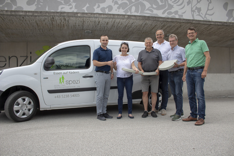 Stolze Gesichter bei der Schlüsselübergabe: Robert Kollnig (GemNova), Ruth Eucat, Robert Wild und Jakob Lindner vom „Essen auf Rädern“-Team und BM Thomas Öfner (v. l.), hinten Robert Kaufmann (’s zenzi).